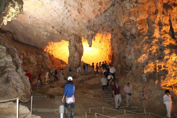 Höhle in der Halong Bucht