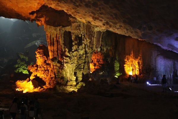 Höhle in der Halong Bucht