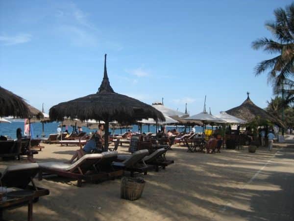 Beachclub an der Strandpromeda in Nha Trang