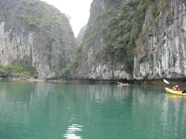 Kajakfahrt in der Halong Bucht