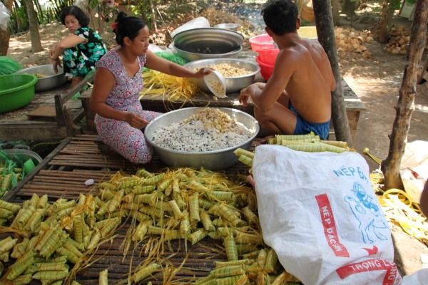 Vietnamesen bei der Herstellung des "Coconut-Cakes"