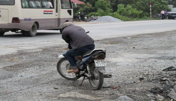 Motorradfahrer in Phat Diem